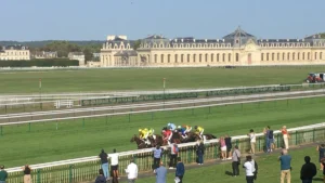 Peloton d'une course de plat sur l'hippodrome de Chantilly, devant les Grandes Écuries, octobre 2023
