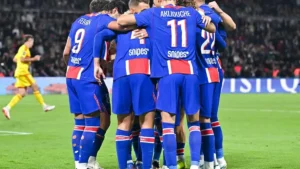 Les joueurs du PSG réunis après un but au Parc des Princes, saison 2026-2027