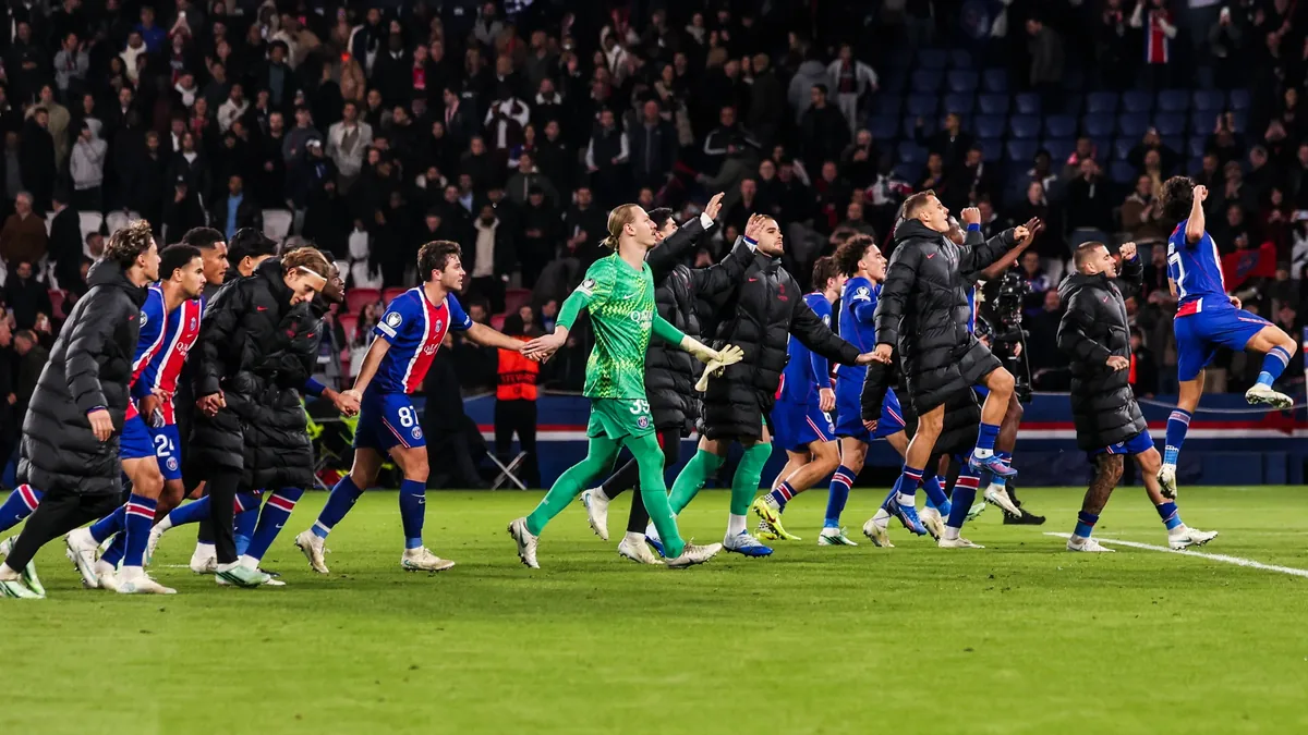 Les joueurs du PSG saluent le Parc des Princes après la victoire contre le FC Barcelone, 20 octobre 2026