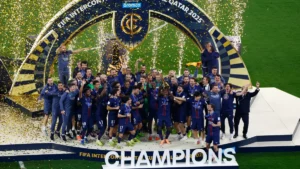 Les joueurs du PSG soulèvent la Coupe intercontinentale au stade Ahmad bin Ali, décembre 2025