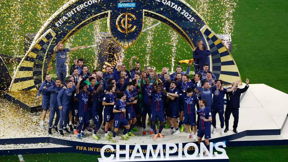 Les joueurs du PSG soulèvent la Coupe intercontinentale au stade Ahmad bin Ali, décembre 2025