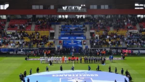 Les joueuses du Paris FC et du PSG alignées avant la finale de la Coupe de France féminine au stade de l'Épopée, en mai 2025
