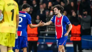 Achraf Hakimi et Vitinha célèbrent un but du PSG contre le FC Barcelone en Ligue des champions, le 20 octobre 2026