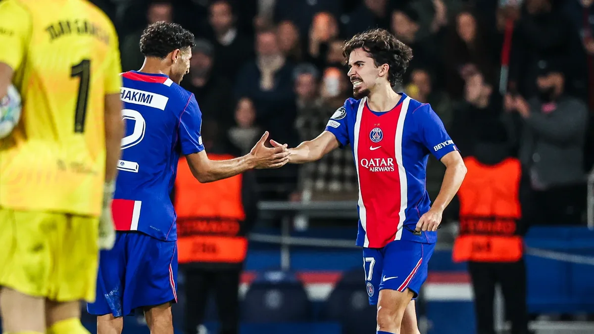 Achraf Hakimi et Vitinha célèbrent un but du PSG contre le FC Barcelone en Ligue des champions, le 20 octobre 2026