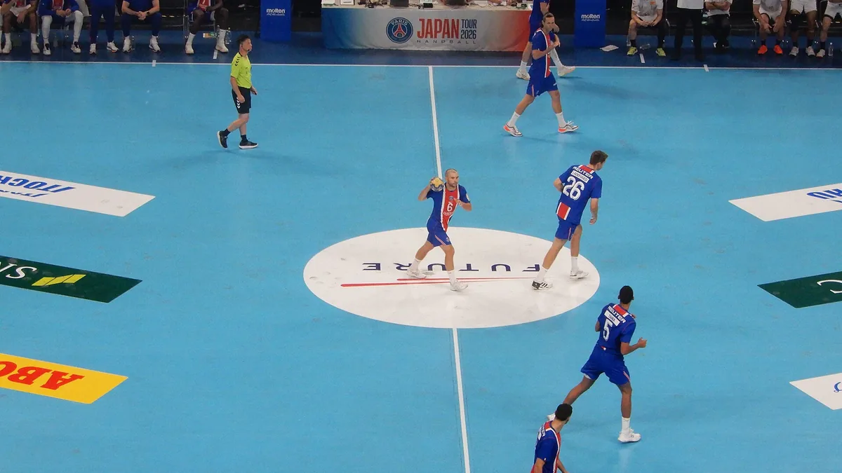 Joueurs du PSG Handball en attaque lors d'un match amical à Tokyo, en août 2026