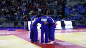 Les judokas du PSG Judo réunis sur le tatami lors d'une compétition par équipes