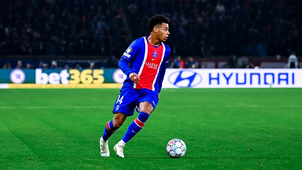 Un joueur du PSG conduit le ballon au Parc des Princes contre le FC Barcelone, octobre 2026