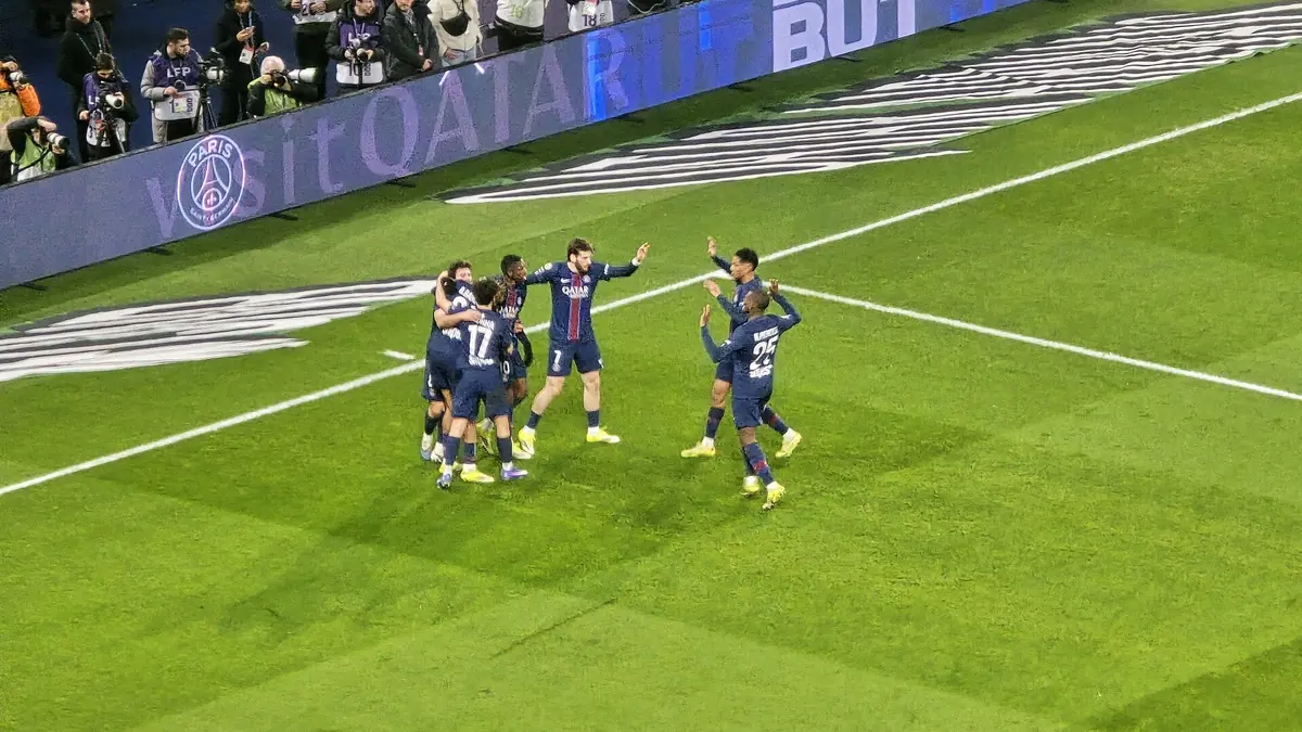 Les joueurs du PSG célèbrent un but au Parc des Princes lors de PSG-Marseille, février 2026