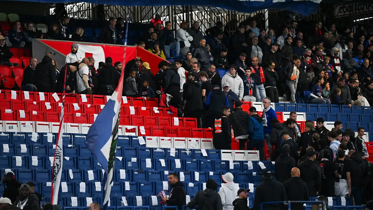 Le Virage Auteuil en partie vide pendant PSG-Le Mans au Parc des Princes, 10 octobre 2026