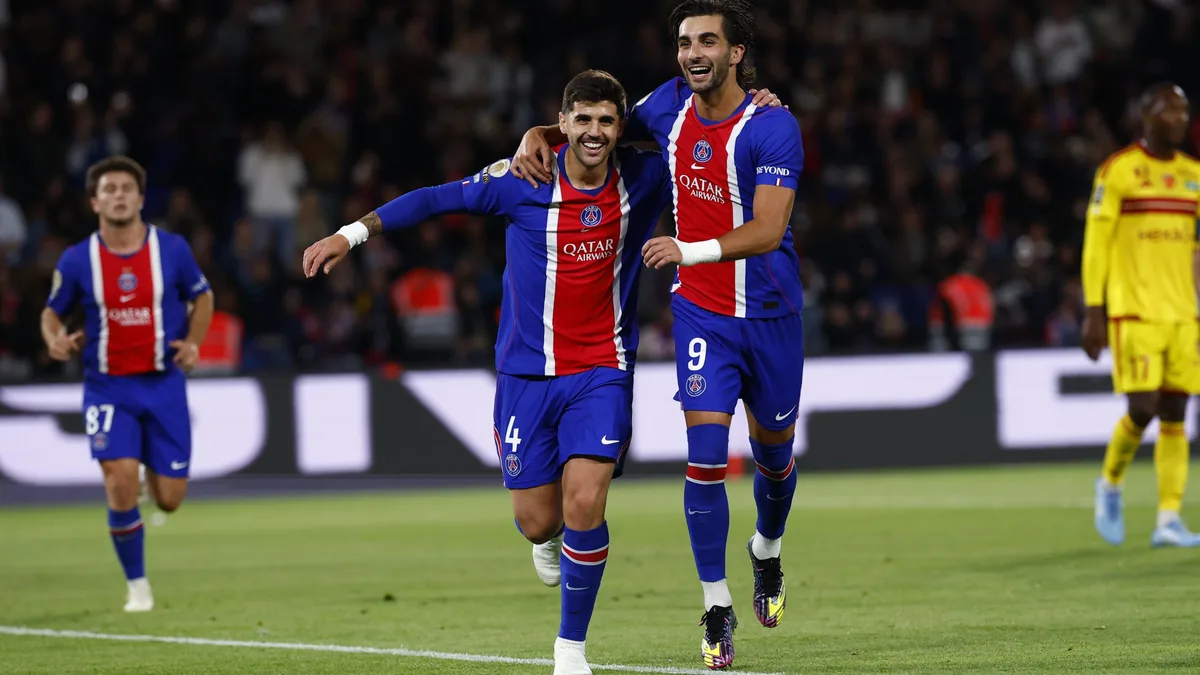 Des joueurs du PSG fêtent un but face au Mans au Parc des Princes, en Ligue 1, octobre 2026