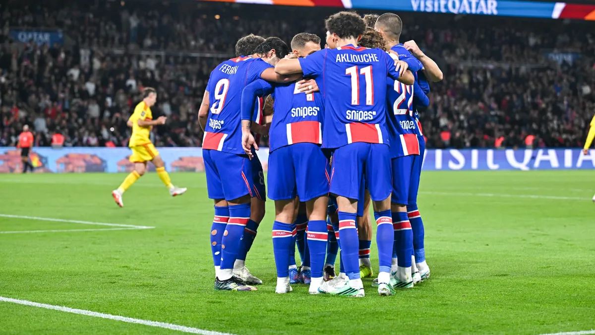 Les joueurs du PSG, dont Maghnes Akliouche et Ferran Torres, fêtent un but contre Le Mans au Parc des Princes, octobre 2026