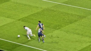 Deux joueurs du PSG face à un Marseillais au Parc des Princes lors de PSG-OM en Ligue 1, février 2026