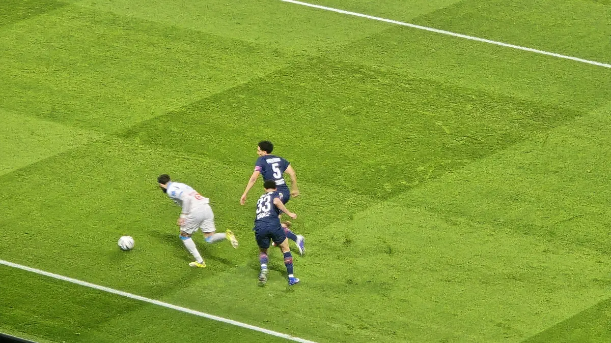 Deux joueurs du PSG face à un Marseillais au Parc des Princes lors de PSG-OM en Ligue 1, février 2026