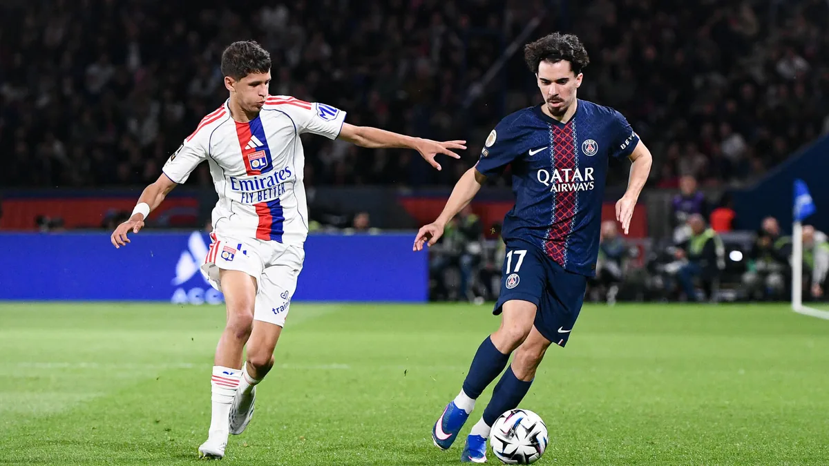Vitinha balle au pied face à un joueur de l'OL lors d'un PSG-OL au Parc des Princes