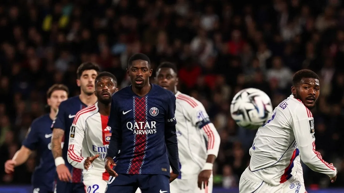 Ousmane Dembélé face aux joueurs de l'OL lors de PSG-Lyon au Parc des Princes, avril 2026