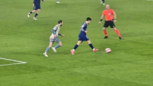 Vitinha balle au pied sous le maillot du PSG face à Bernardo Silva lors de PSG-Manchester City, janvier 2025