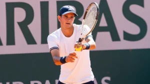 Rafael Jodar s'apprête à servir lors de son deuxième tour à Roland-Garros en mai 2026