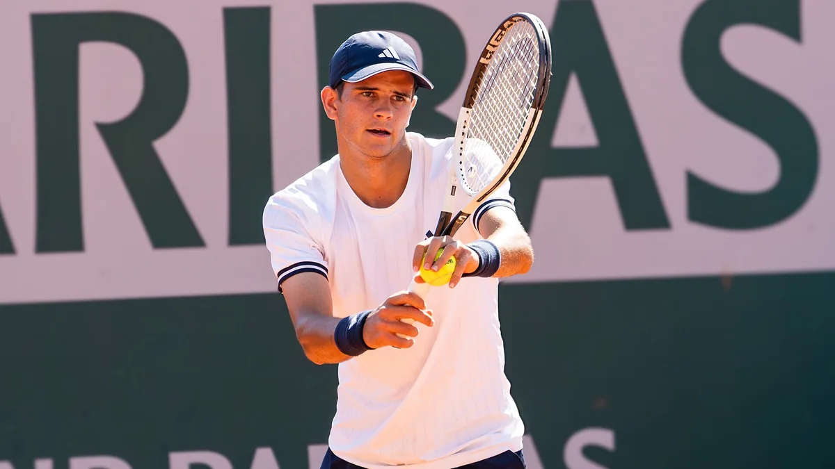 Rafael Jodar s'apprête à servir lors de son deuxième tour à Roland-Garros en mai 2026