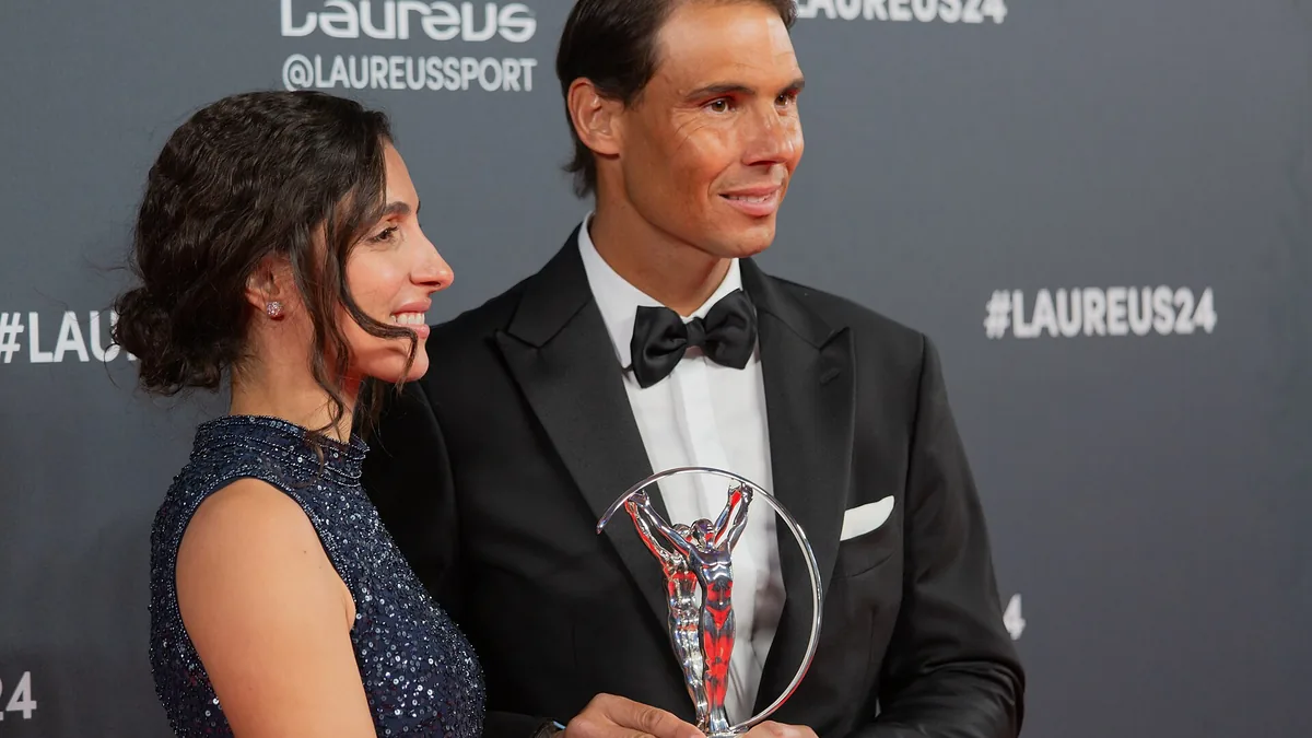 Rafael Nadal et Mery Perelló avec le trophée Laureus remis à sa fondation, à Madrid en avril 2024