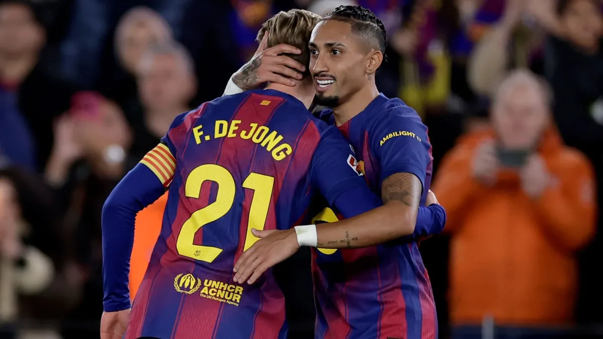 Raphinha enlace Frenkie de Jong sous le maillot du FC Barcelone après un but