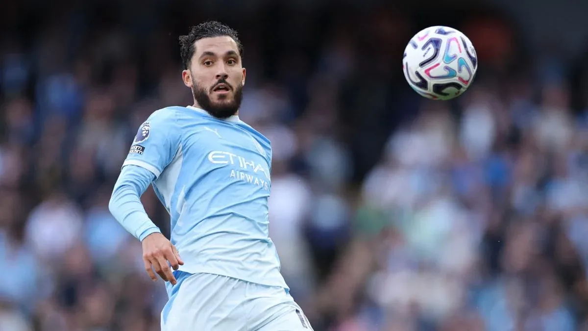 Rayan Cherki suit le ballon sous le maillot de Manchester City en Premier League, saison 2026-2027