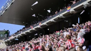 Avions en papier lancés depuis les tribunes de Vallecas pendant Rayo Vallecano-Athletic, le 10 octobre 2026