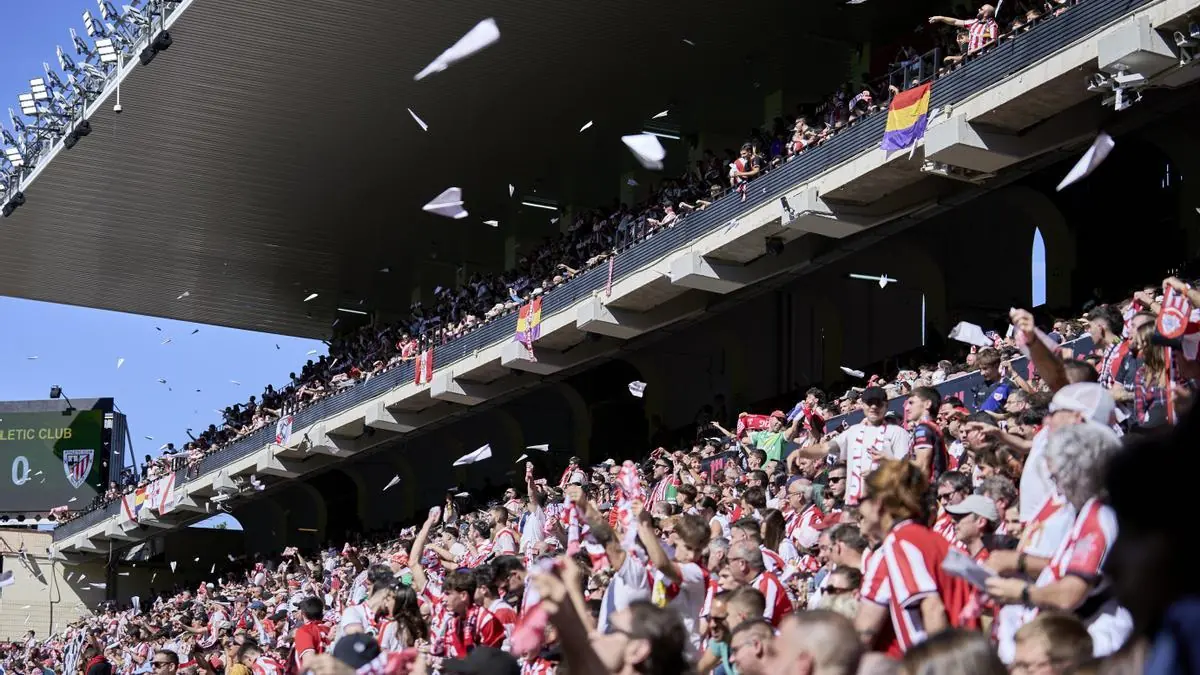 Avions en papier lancés depuis les tribunes de Vallecas pendant Rayo Vallecano-Athletic, le 10 octobre 2026