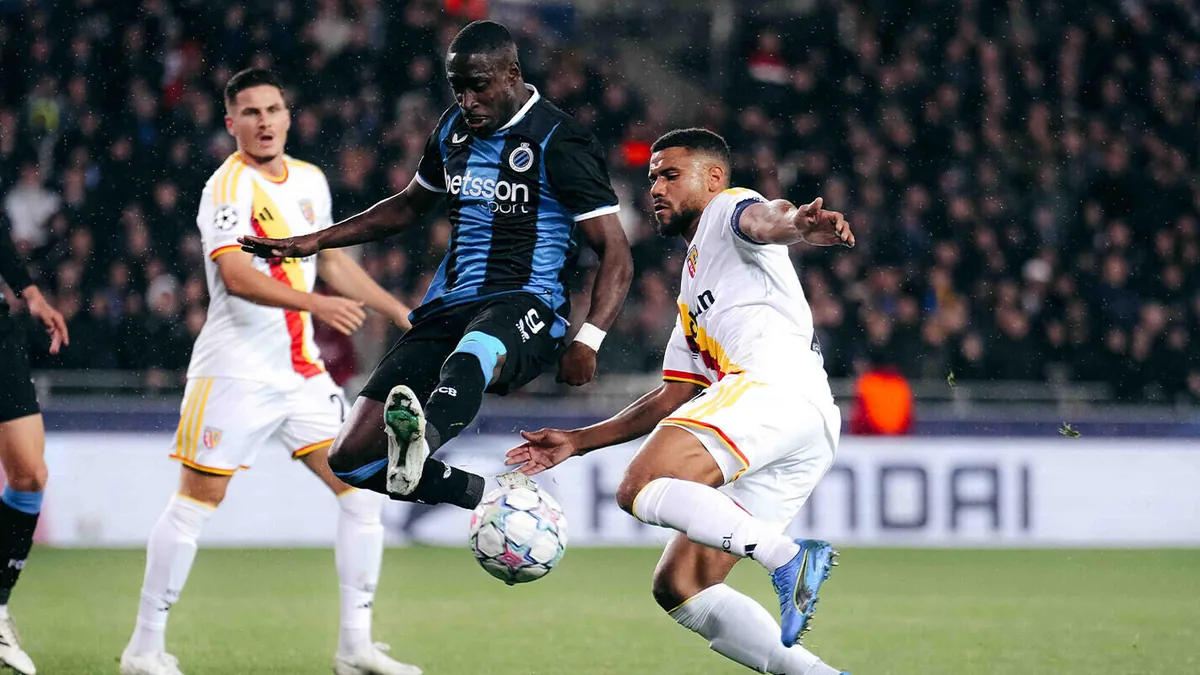 Des joueurs du RC Lens au duel avec un attaquant de Bruges en Ligue des champions, octobre 2026