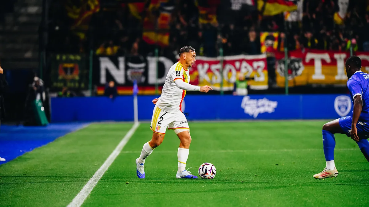 Un joueur du RC Lens, numéro 2, ballon au pied face à Troyes au stade de l'Aube, le 17 octobre 2026