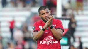 Lewis Ludlam sous le maillot du RC Toulon applaudit le public après un match de Top 14