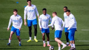 Vinicius Junior et des joueurs du Real Madrid à l'entraînement avant un match de Ligue des champions