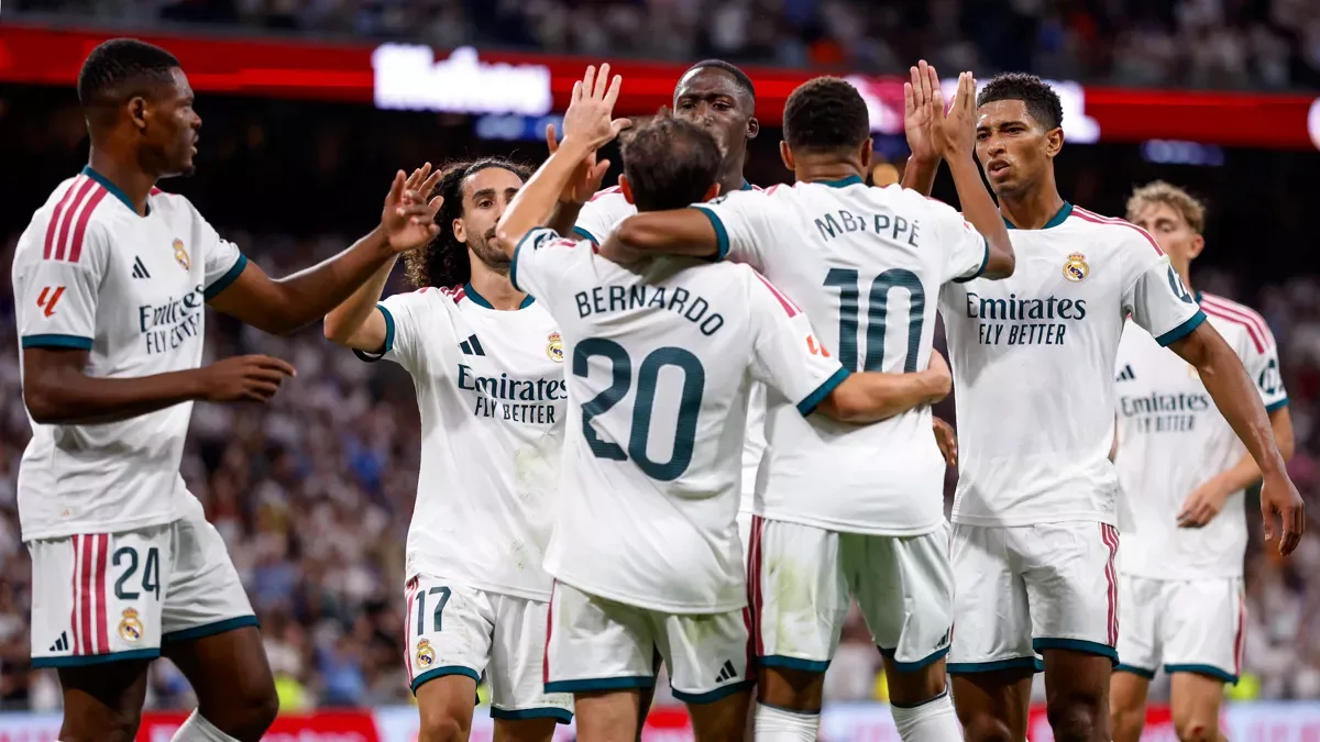 Kylian Mbappé et les joueurs du Real Madrid célèbrent un but au Santiago-Bernabéu en Liga, saison 2026-2027