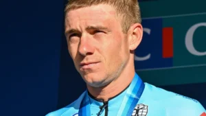 Remco Evenepoel en maillot de l'équipe de Belgique sur le podium des championnats d'Europe 2025, médaille d'argent au cou