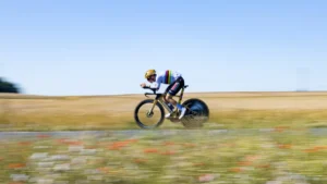 Remco Evenepoel en contre-la-montre sous le maillot arc-en-ciel de champion du monde de la discipline
