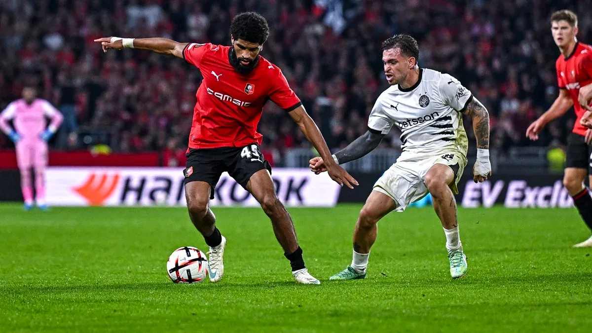 Mahdi Camara balle au pied avec Rennes face à l'OFI Crète au Roazhon Park en Ligue Europa, octobre 2026