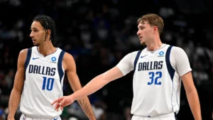 Zaccharie Risacher et Cooper Flagg sous le maillot des Dallas Mavericks, octobre 2026