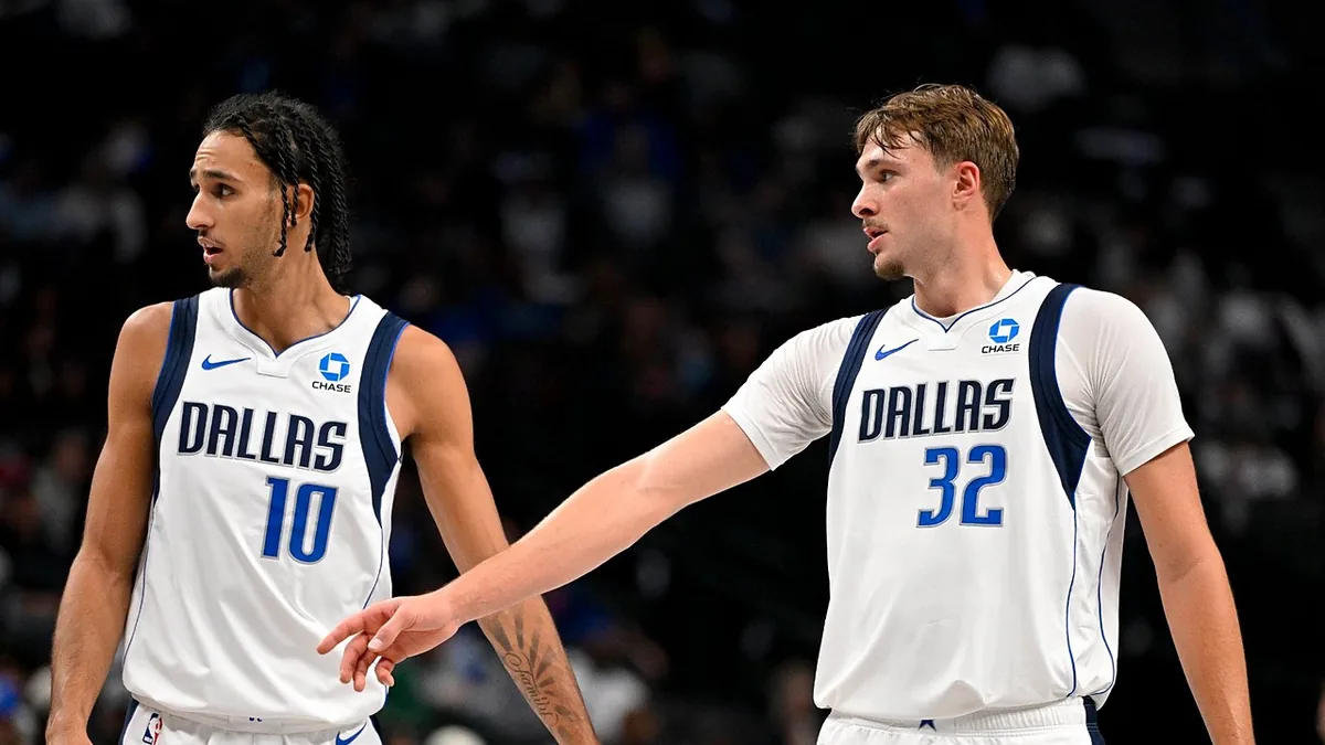 Zaccharie Risacher et Cooper Flagg sous le maillot des Dallas Mavericks, octobre 2026