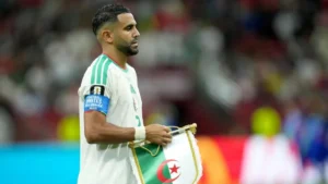 Riyad Mahrez, capitaine de l'Algérie, avec le fanion de sa sélection à la Coupe du monde 2026
