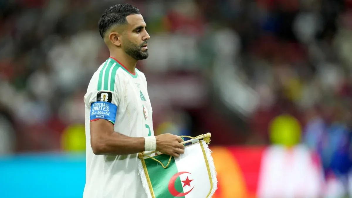 Riyad Mahrez, capitaine de l'Algérie, avec le fanion de sa sélection à la Coupe du monde 2026