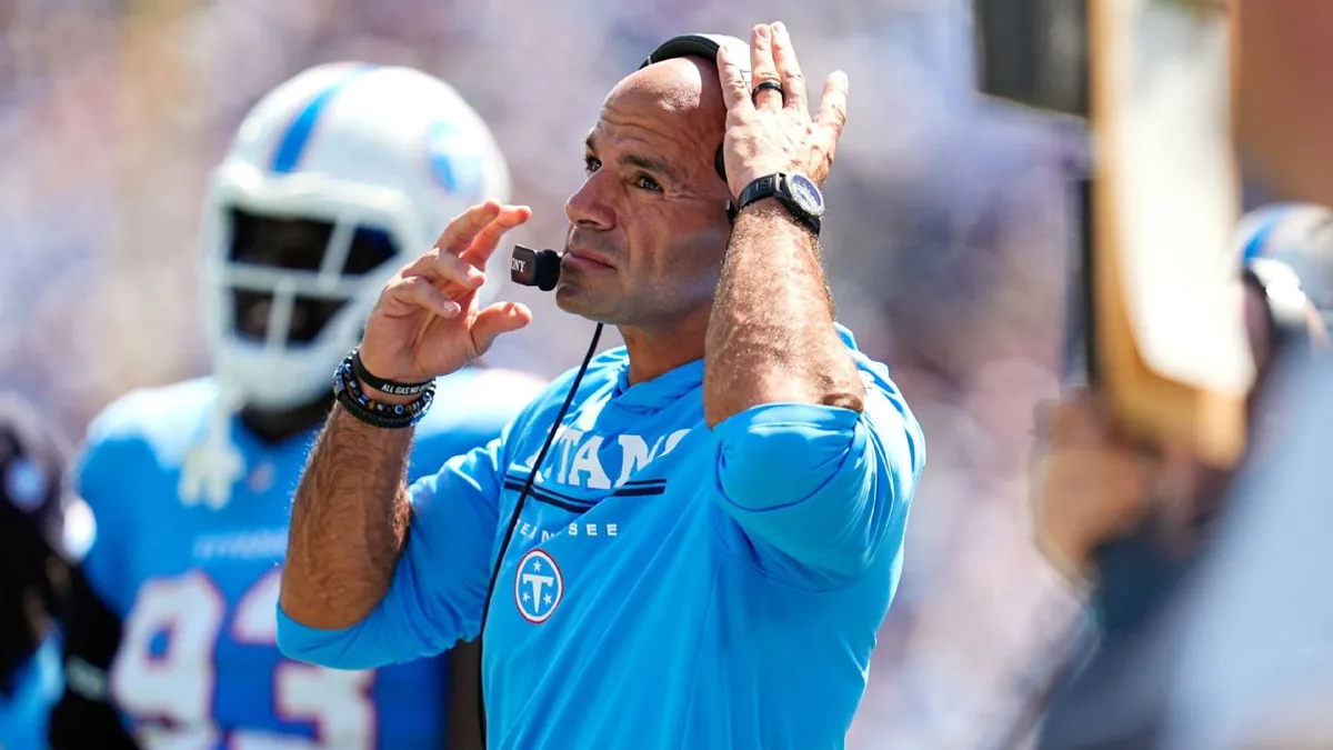 Robert Saleh, entraîneur des Tennessee Titans, sur le bord du terrain en septembre 2026