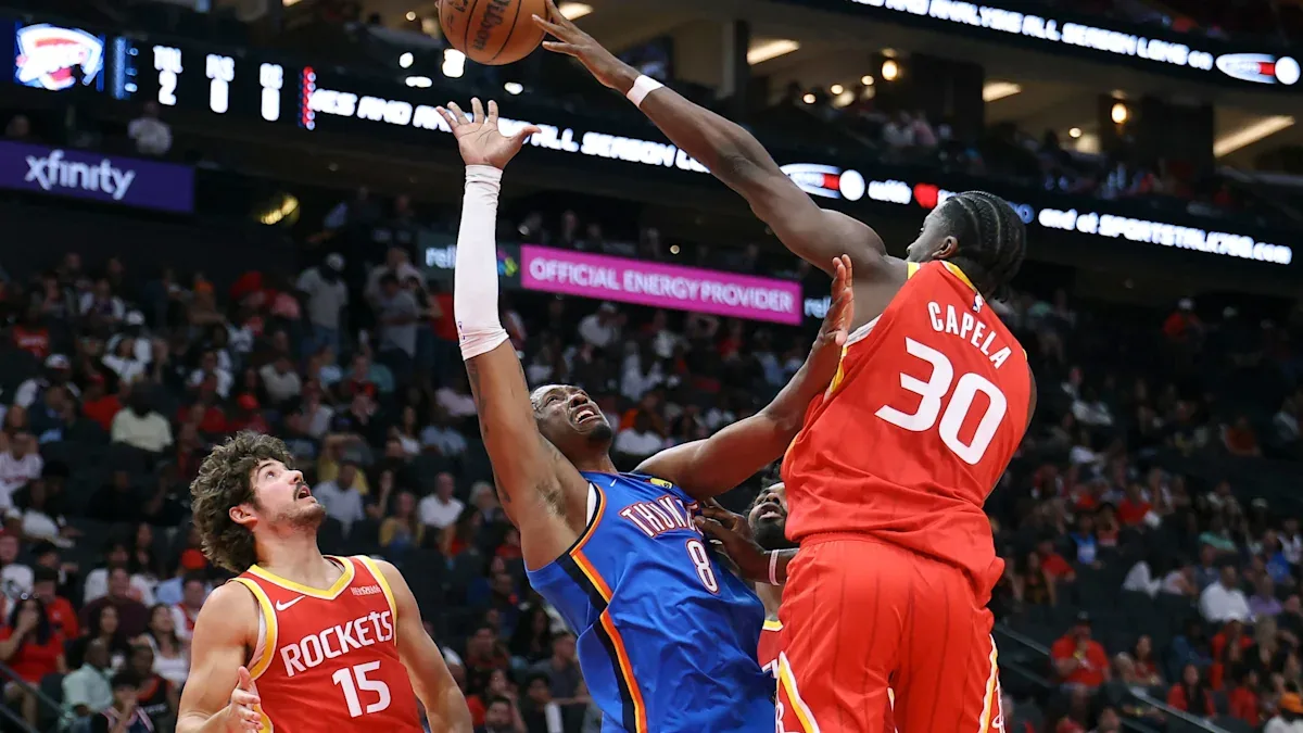 Jalen Williams du Thunder au tir face à Clint Capela et Reed Sheppard des Rockets à Houston, octobre 2026