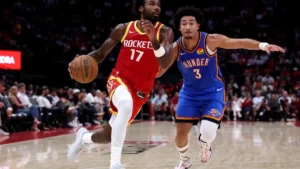 Un joueur des Rockets déborde un défenseur du Thunder au Toyota Center de Houston, octobre 2026