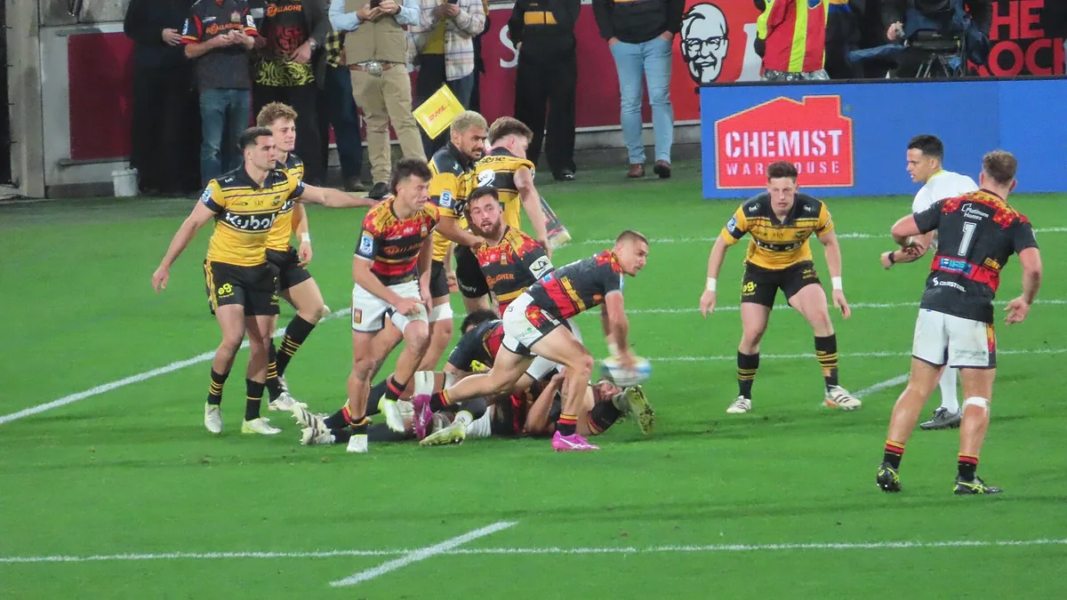 Cam Roigard et Josh Moorby lors de la finale de Super Rugby Pacific à Wellington, en juin 2026