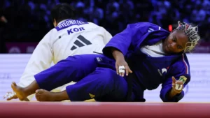 Romane Dicko au sol face à la Sud-Coréenne Lee Hyeonji en finale des +78 kg des Mondiaux de judo à Bakou, octobre 2026