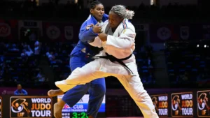 Romane Dicko face à la Cubaine Dayanara Curbelo Travieso aux championnats du monde de judo à Bakou, octobre 2026