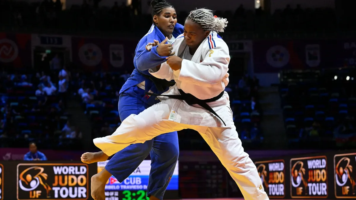 Romane Dicko face à la Cubaine Dayanara Curbelo Travieso aux championnats du monde de judo à Bakou, octobre 2026