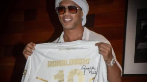 Ronaldinho présente son maillot numéro 10 de Ravenne lors de l'annonce de sa signature, juin 2026