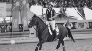 Roxanne Dubois à cheval lors d'un match de horse-ball, avec le brassard de capitaine