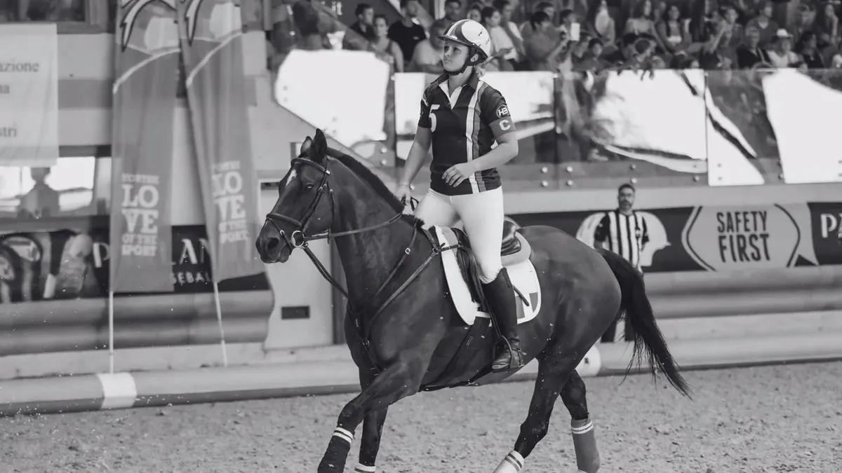 Roxanne Dubois à cheval lors d'un match de horse-ball, avec le brassard de capitaine
