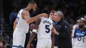 Rudy Gobert sous le maillot des Minnesota Timberwolves, aux côtés d'Anthony Edwards et de l'entraîneur Chris Finch